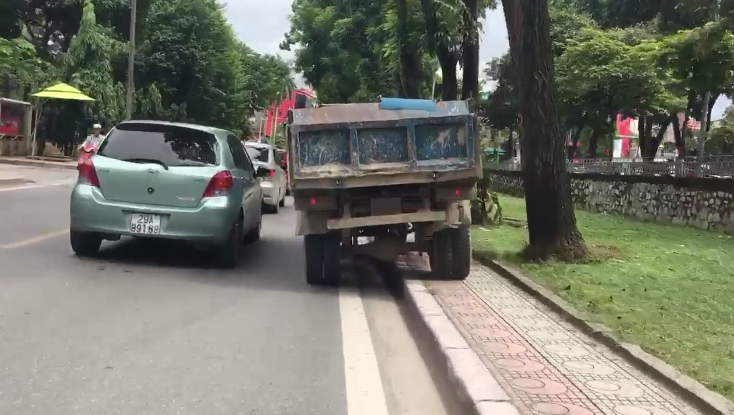 Xa lộ - Clip: Bức xúc cảnh xe tải hồn nhiên làm 'xiếc' trên vỉa hè Hà Nội