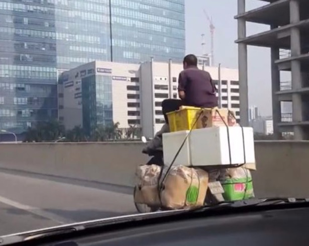 Xa lộ - Clip: Hoảng hồn cảnh xe máy vô tư 'làm xiếc' trên đường vành đai 3
