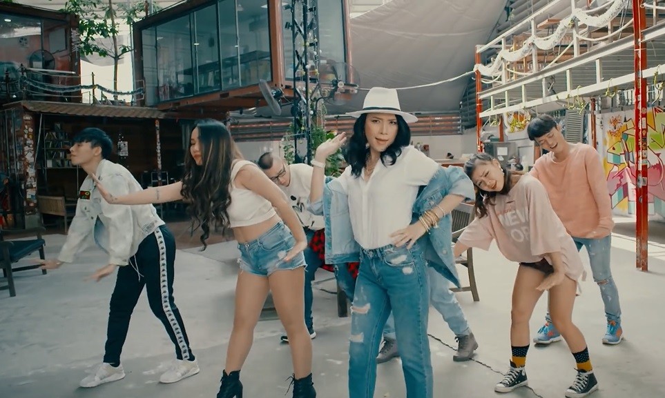 Giải trí - Mỹ Tâm lầy lội mang 'vũ điệu say rượu' vào MV mới (Hình 2).