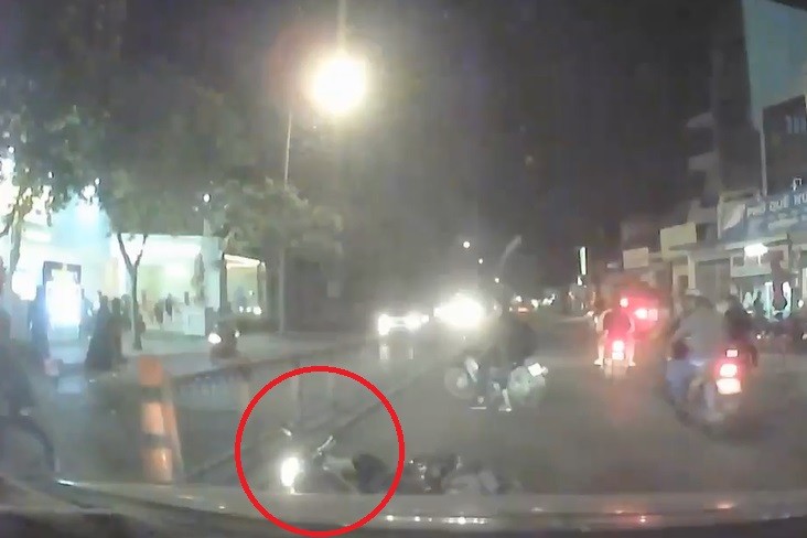 Xa lộ - Clip: Tông vào dải phân cách, thanh niên suýt chết trước đầu ô tô
