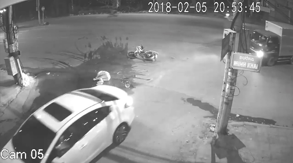 Xa lộ - Clip: Xe máy biến dạng sau cú tông kinh hoàng vào đuôi ô tô