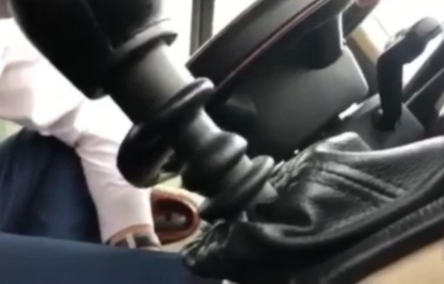 Clip: Bức xúc cảnh tài xế gác chân lên ghế, lái xe bằng một tay