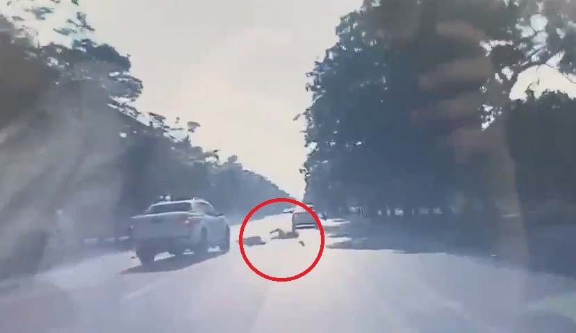 Clip: Xe bán tải cố tình vượt ẩu, hất tung xe máy ở Nghệ An