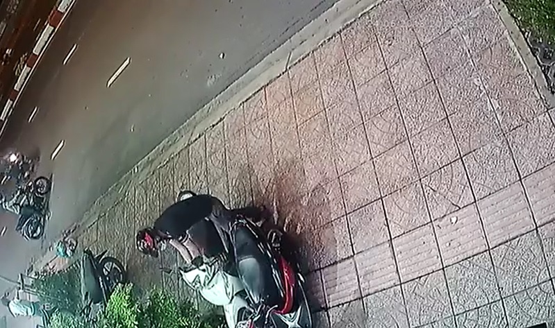 Clip: Thanh niên bẻ khóa, trộm xe máy nhanh như chớp ở quận 9