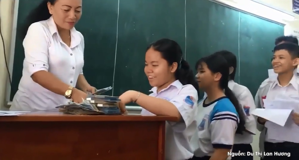 Clip: Cô giáo thưởng tiền cho học sinh đạt từ 6,5 điểm gây sốt