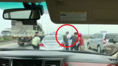 Clip: Tuấn Hưng gây sốt với hành động cứu người gặp nạn trên đường