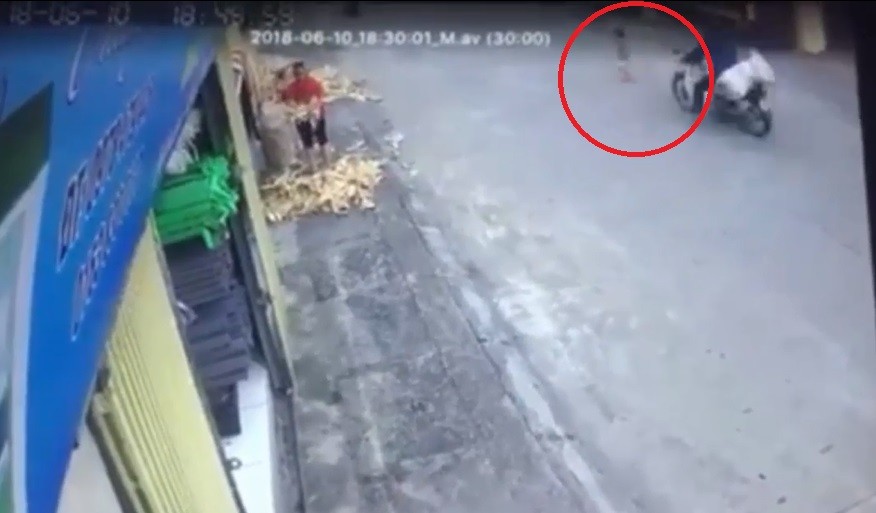 Clip: Qua đường không quan sát, bé gái suýt bị xe máy tông trúng