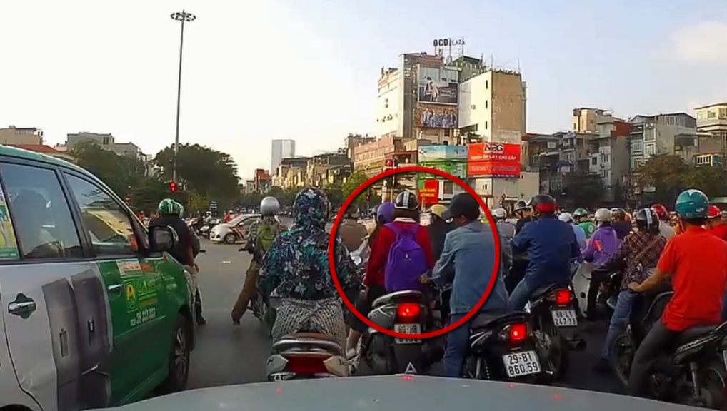 Mới- nóng - Clip: Phát hiện móc túi, tài xế ô tô nhanh trí bấm còi khiến kẻ gian bỏ cuộc