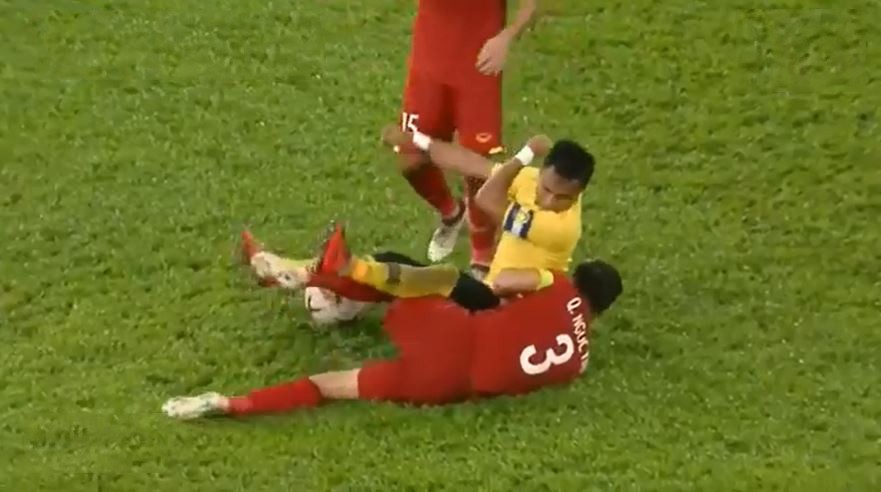 Mới- nóng - Clip: Những pha chơi xấu của ĐT Malaysia khiến các cầu thủ Việt Nam đau đớn