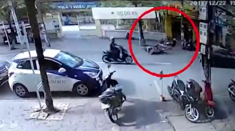 Xa lộ - Clip: Chạy ngược chiều, người đàn ông tông vào xe đạp điện tử vong tại chỗ