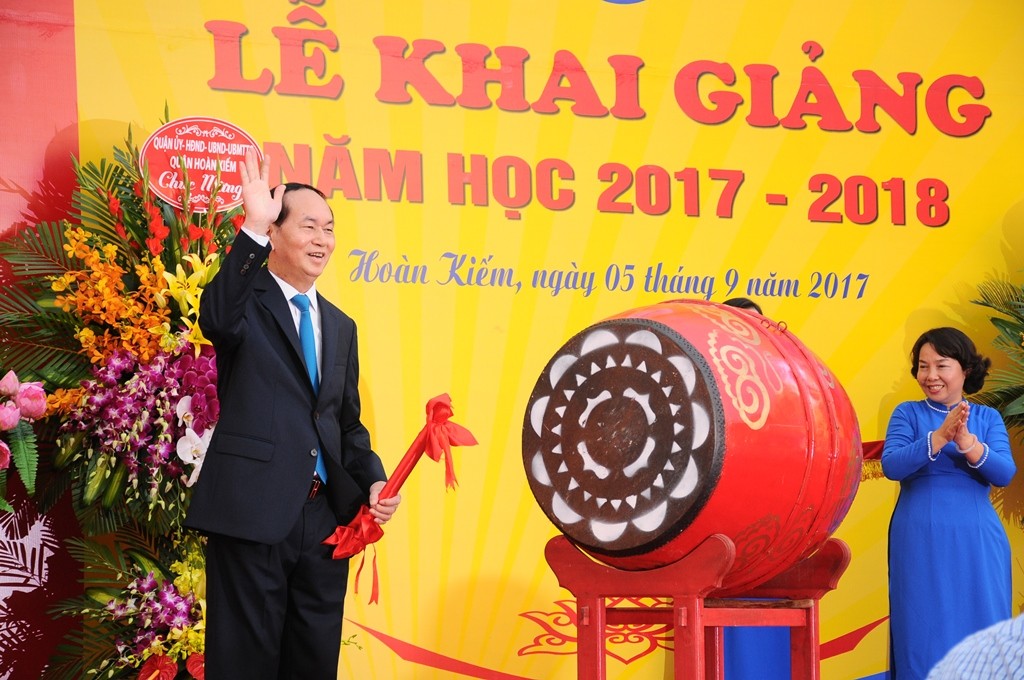 Xã hội - Chủ tịch nước Trần Đại Quang đánh trống khai giảng năm học mới (Hình 5).