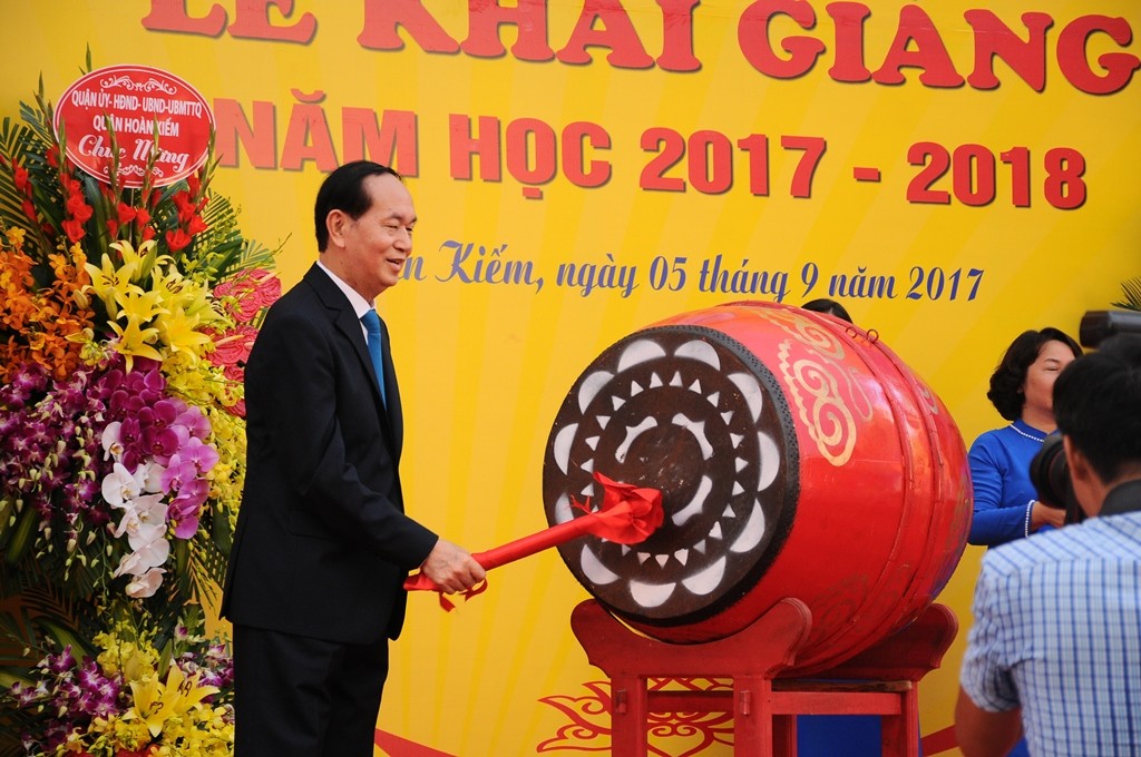 Xã hội - Chủ tịch nước Trần Đại Quang đánh trống khai giảng năm học mới (Hình 8).