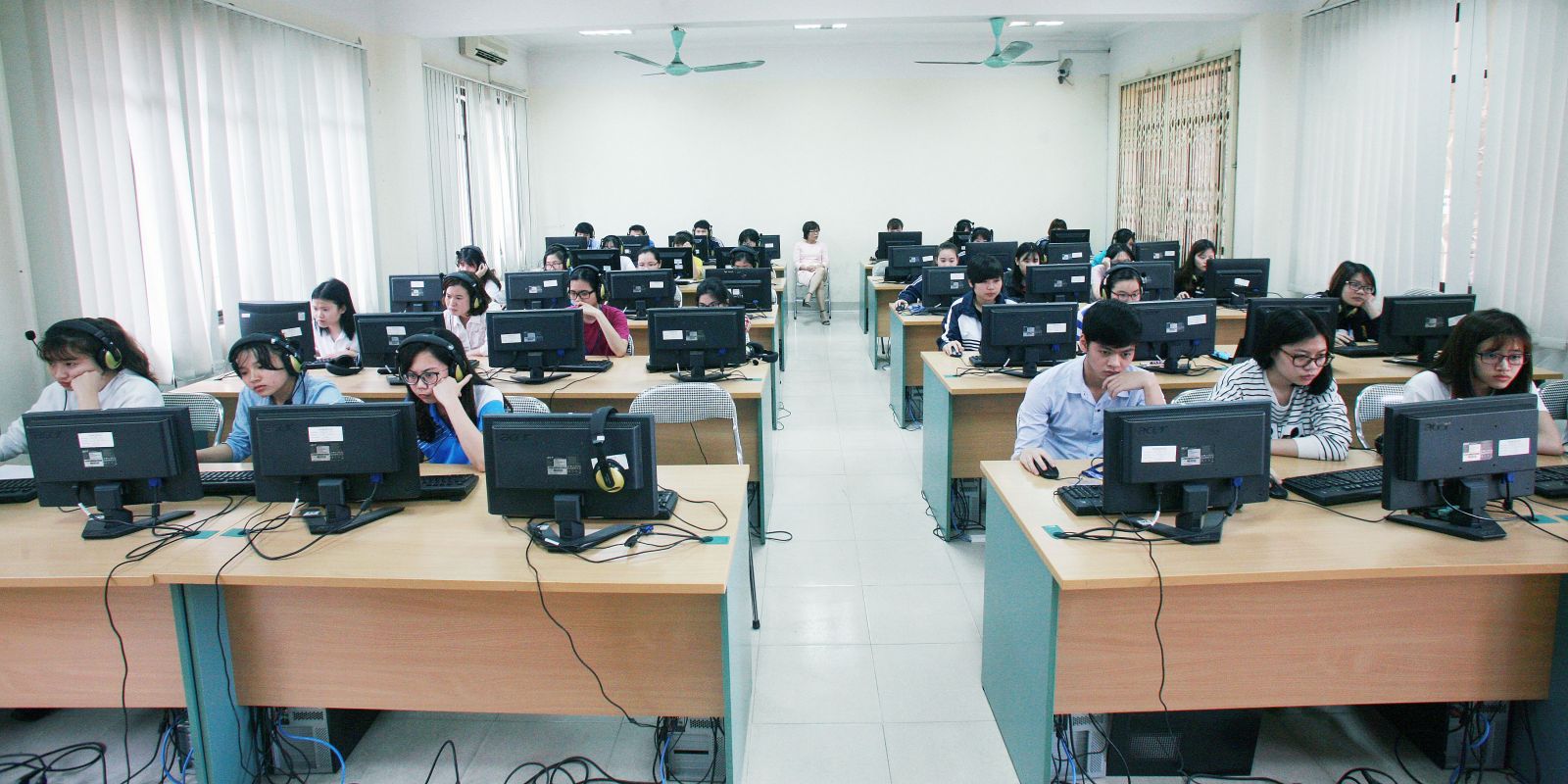 Xã hội - Thi tốt nghiệp THPT Quốc gia trên máy tính từ 2021: Ngân sách đâu để mua?