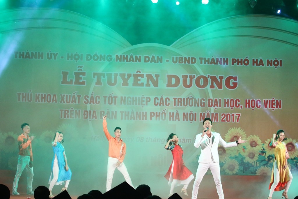 Xã hội - Hà Nội: Tôn vinh 84 thủ khoa xuất sắc trên địa bàn (Hình 4).