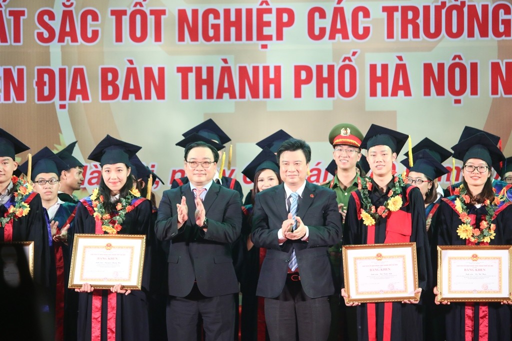 Xã hội - Hà Nội: Tôn vinh 84 thủ khoa xuất sắc trên địa bàn (Hình 7).