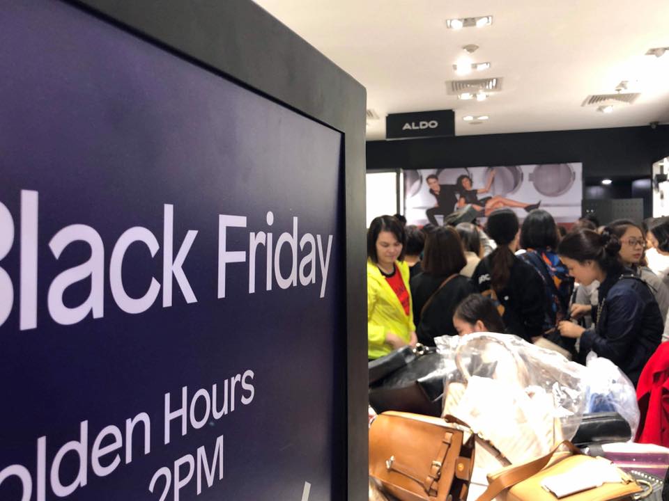 Tiêu dùng & Dư luận - Hà Nội: Tắc đường, nhiều cửa hàng 'vỡ trận' vì Black Friday