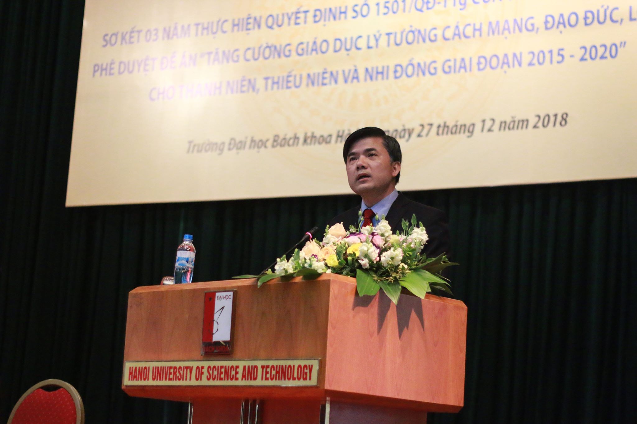 Gi&aacute;o dục - Học sinh lớp 6 lấy 30 triệu đồng của bố đi chia cho cả lớp (H&igrave;nh 4).