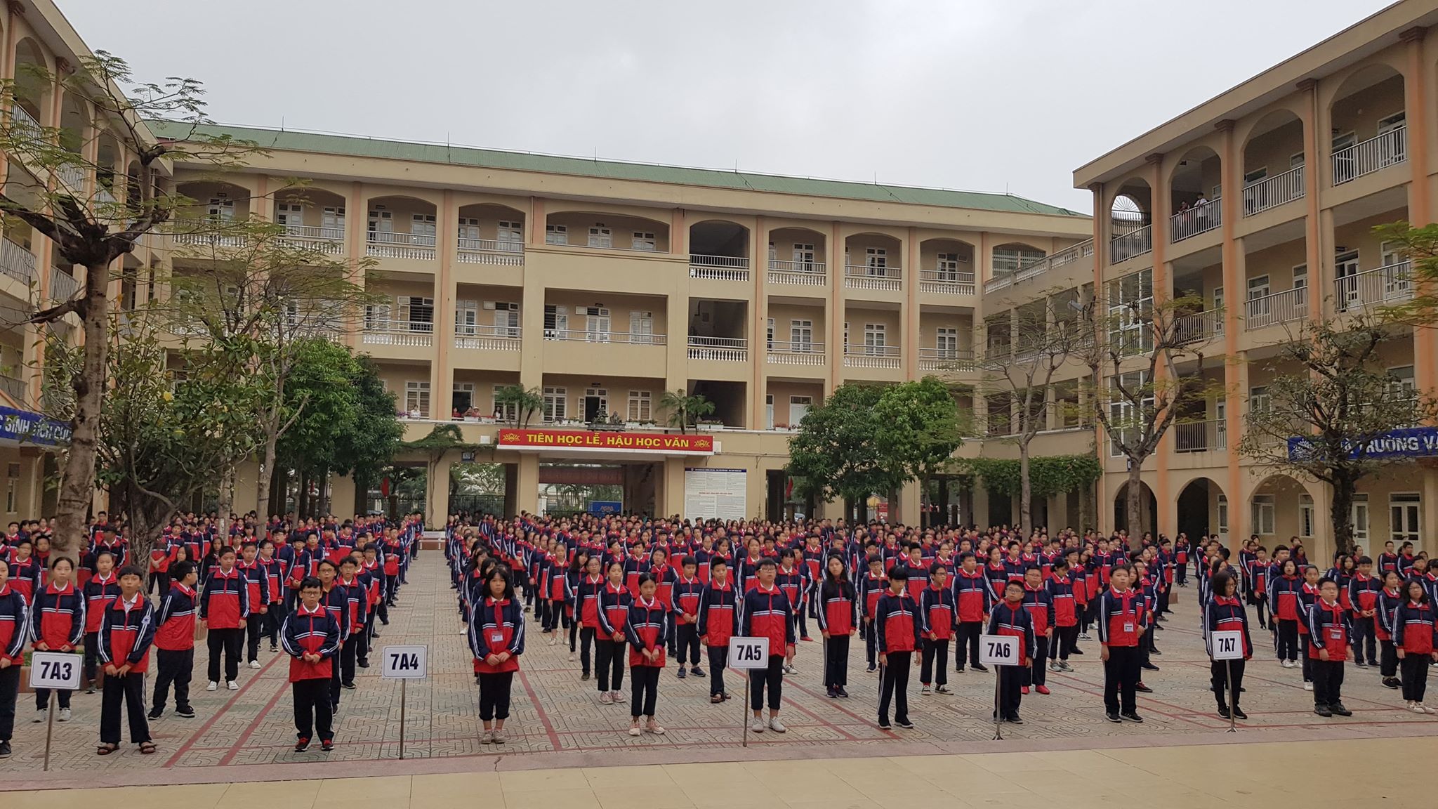 Gi&aacute;o dục - Học sinh lớp 6 lấy 30 triệu đồng của bố đi chia cho cả lớp (H&igrave;nh 3).