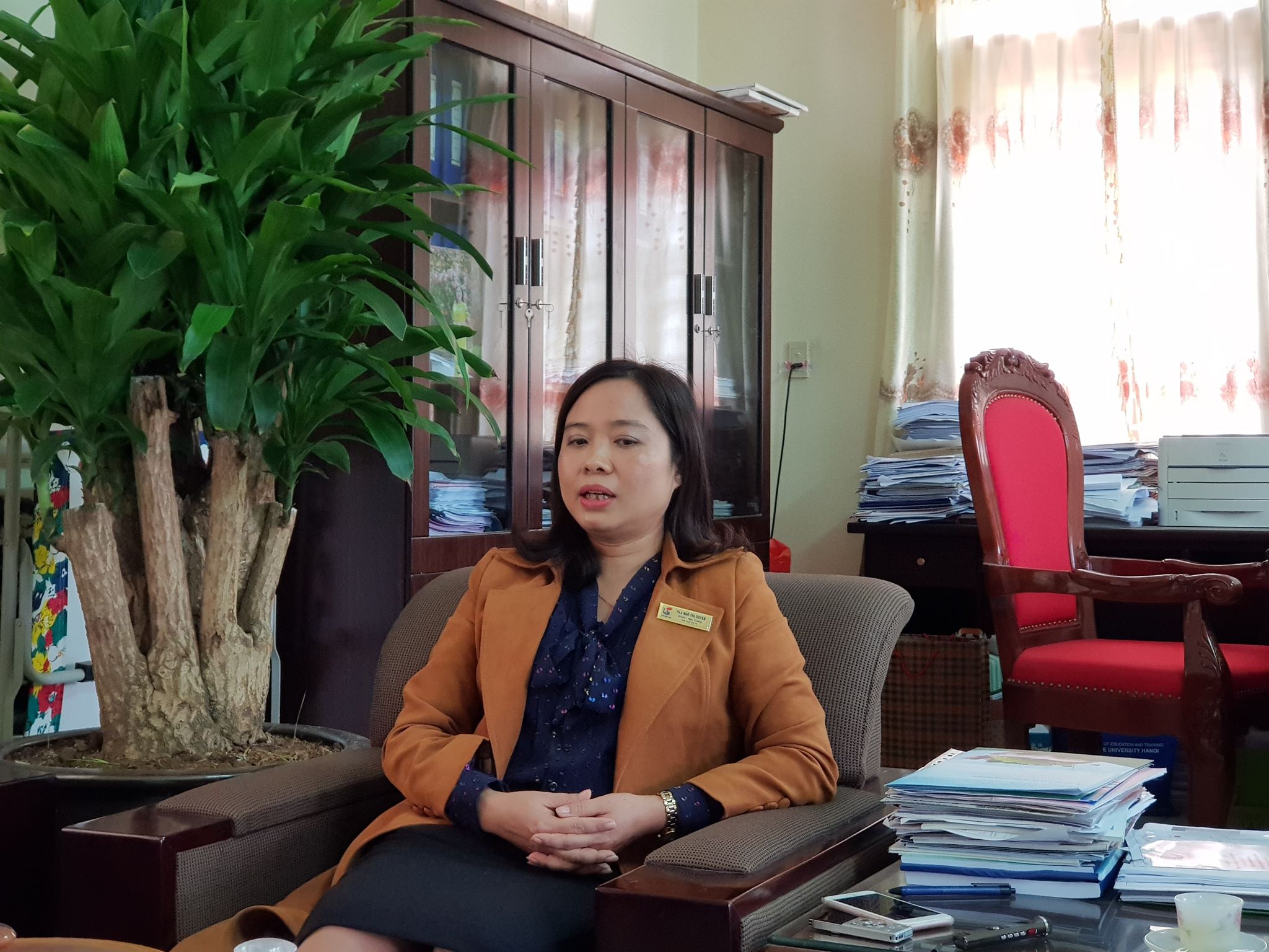 Gi&aacute;o dục - Học sinh lớp 6 lấy 30 triệu đồng của bố đi chia cho cả lớp (H&igrave;nh 2).