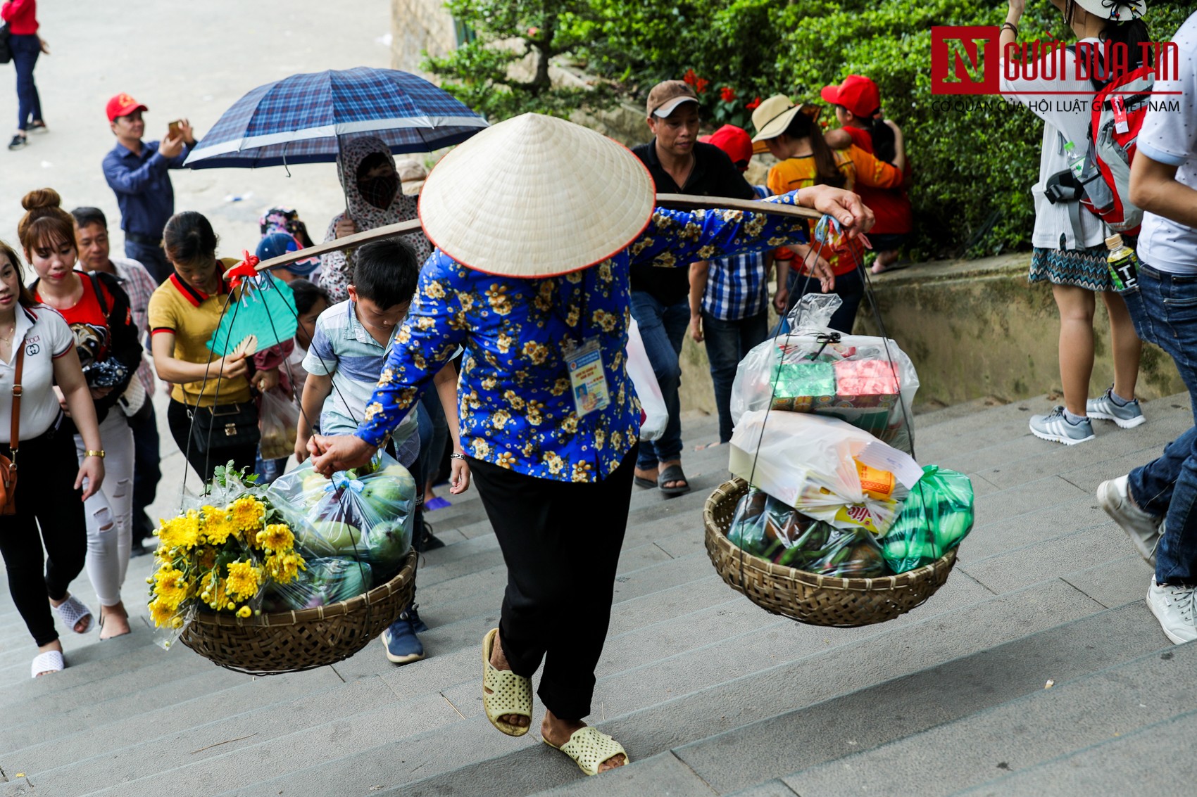 Tin nhanh - Kiếm tiền triệu mỗi ngày nhờ việc gánh đồ lễ cho khách trẩy hội tại đền Hùng (Hình 10).