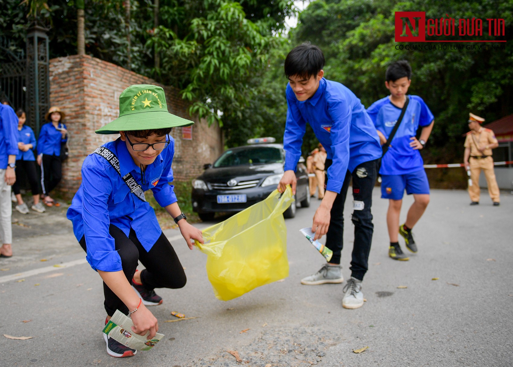 Tin nhanh - Kiếm tiền triệu mỗi ngày nhờ việc gánh đồ lễ cho khách trẩy hội tại đền Hùng (Hình 11).