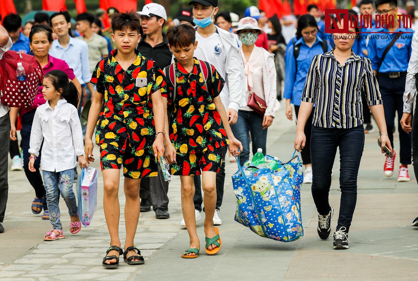 Tin nhanh - Kiếm tiền triệu mỗi ngày nhờ việc gánh đồ lễ cho khách trẩy hội tại đền Hùng (Hình 4).