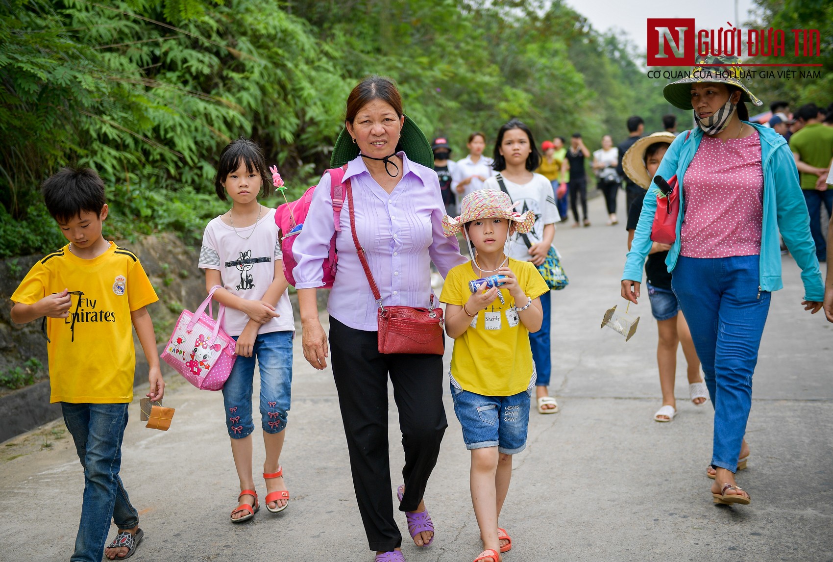 Tin nhanh - Kiếm tiền triệu mỗi ngày nhờ việc gánh đồ lễ cho khách trẩy hội tại đền Hùng (Hình 6).