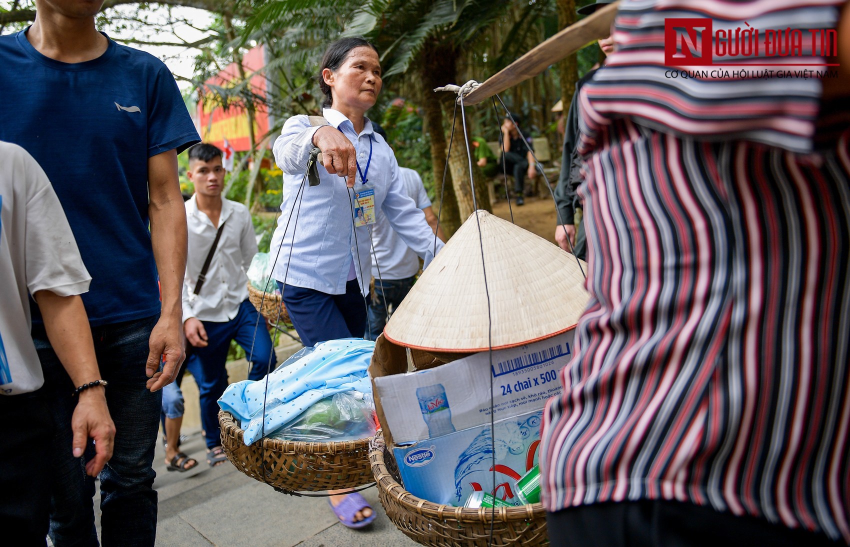 Tin nhanh - Kiếm tiền triệu mỗi ngày nhờ việc gánh đồ lễ cho khách trẩy hội tại đền Hùng (Hình 7).