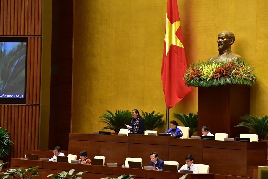 Chính sách - ĐBQH bật khóc phản đối việc tăng giờ làm đối với người lao động