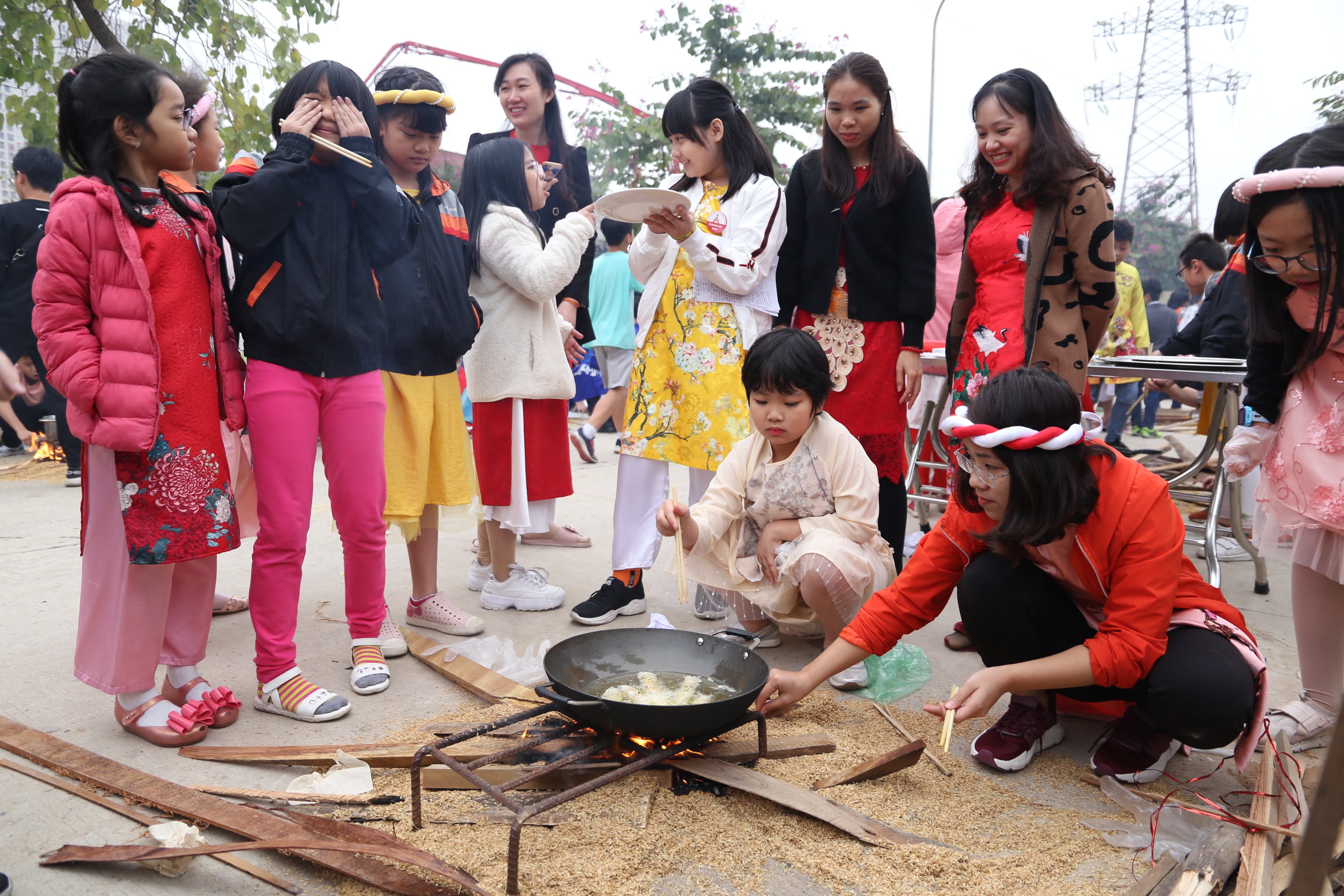 Giáo dục - Ngộ nghĩnh khoảnh khắc học sinh tự gói bánh chưng ăn Tết (Hình 11).