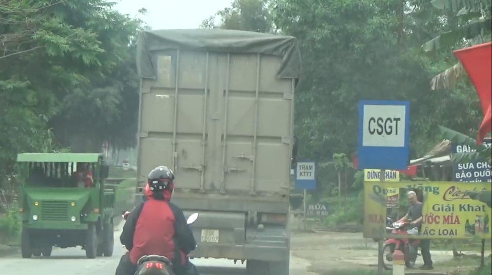 Tin nhanh - Tuyên Quang: “Phù phép container' vô tư chở quá khổ, quá tải qua mắt lực lượng chức năng (Hình 2).