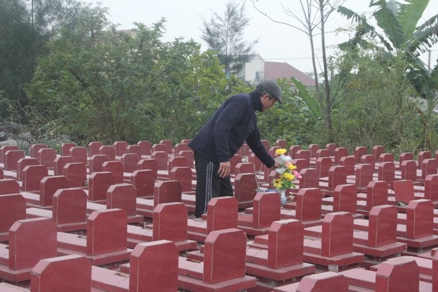 Xã hội - Cảm động người cựu chiến binh miệt mài xây hàng trăm ngôi mộ cho người dưng (Hình 2).