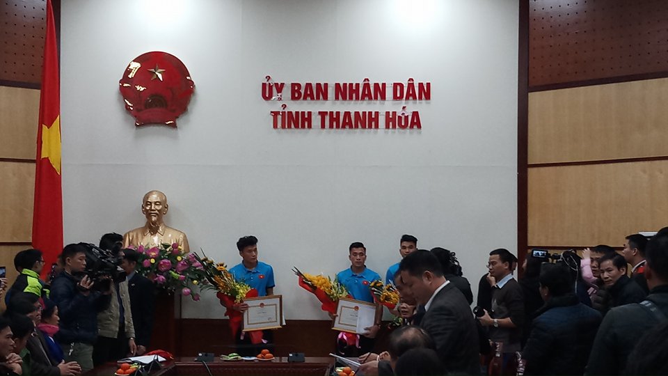 Bóng đá Việt Nam - Thanh Hóa tặng bằng khen và thưởng 200 triệu cho thủ môn Bùi Tiến Dũng (Hình 2).