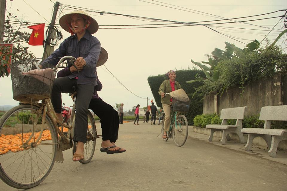  Nhà nối tiếp nhà, vườn nối tiếp vườn, những hàng duỗi nối tiếp nhau, những luống hoa trải dài trên đường khiến cho khung cảnh nơi đây yên bình và thơ mộng. 