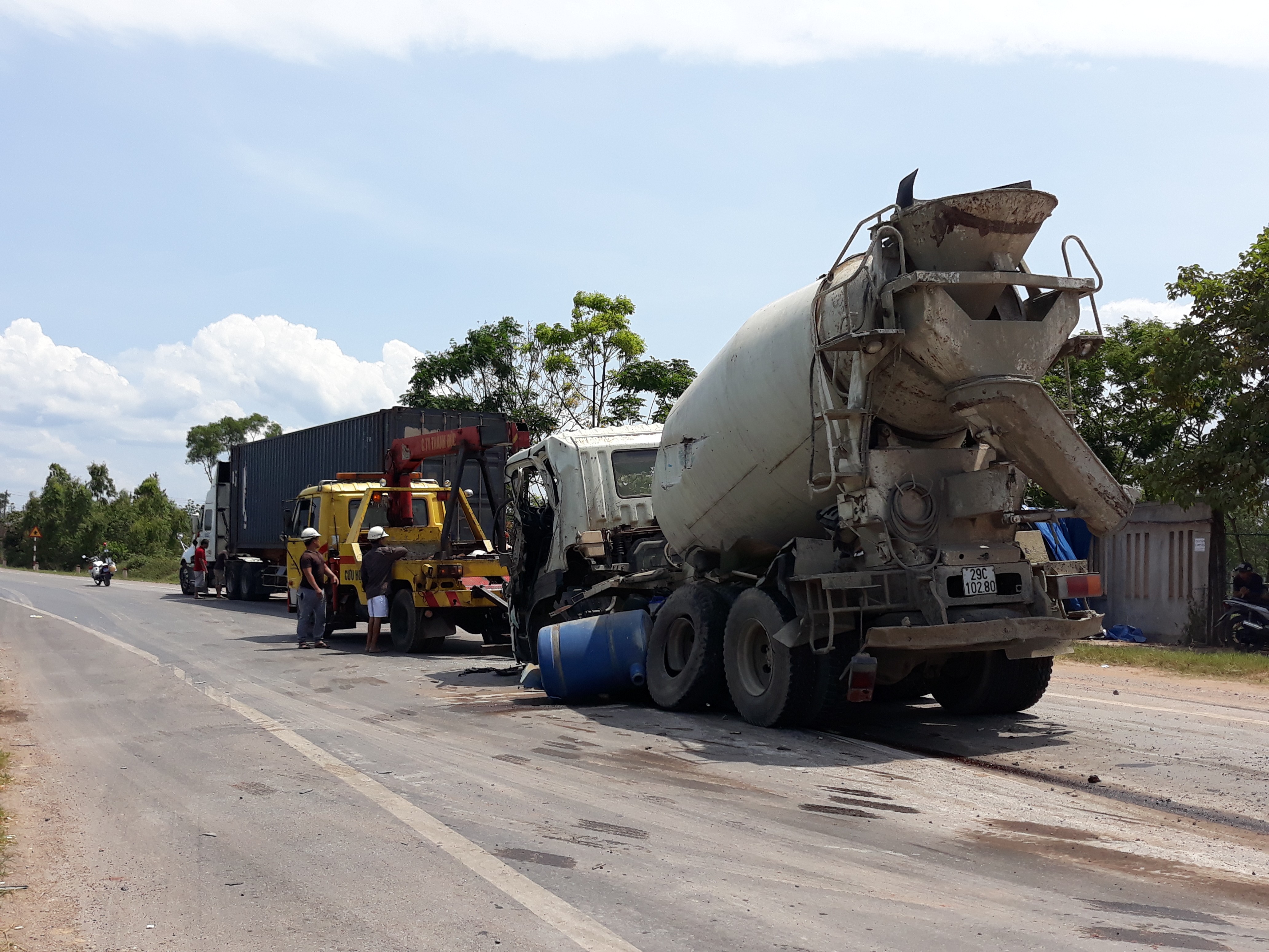 Kinh hoàng hiện trường vụ tai nạn liên hoàn giữa 3 xe ô tô (Hình 2).