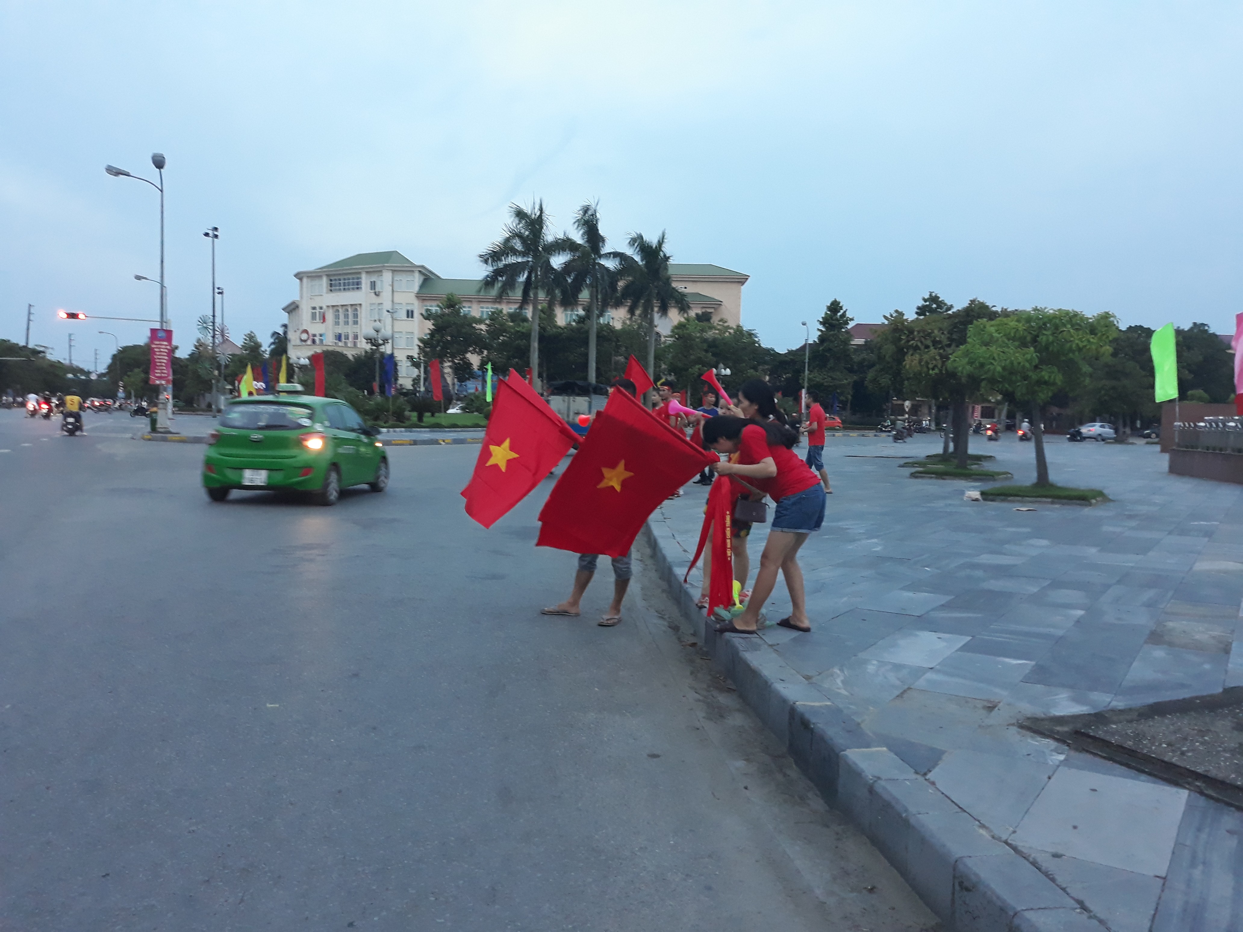 Nhiều thanh niên đã chuẩn bị cho mình những đạo cụ để cổ vụ cho đổi tuyển U23 Việt Nam. 