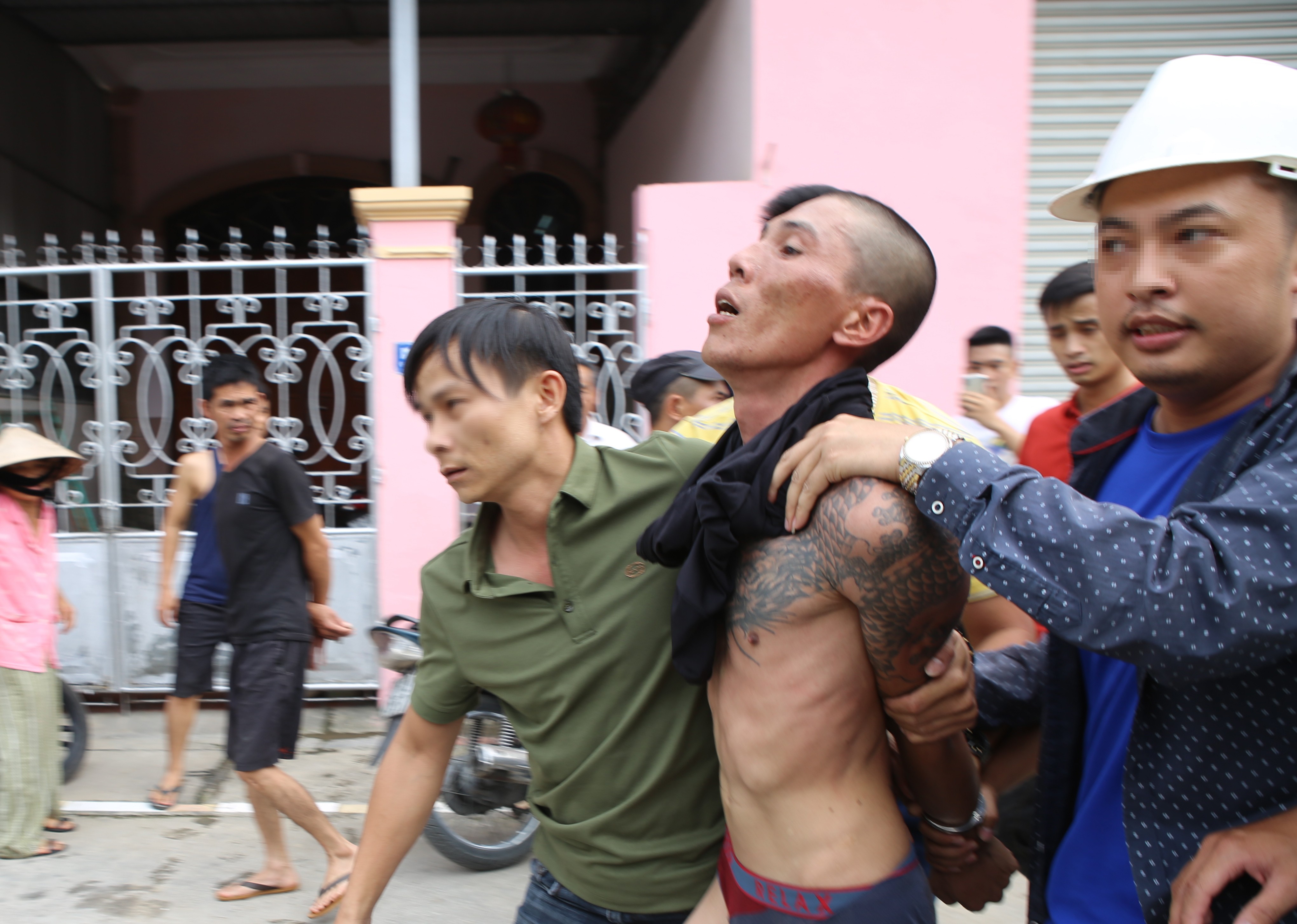 An ninh - H&igrave;nh sự - Th&ocirc;ng tin t&igrave;nh h&igrave;nh sức khỏe của b&eacute; trai bị bố n&eacute;m từ tầng 2 xuống đất (H&igrave;nh 2).