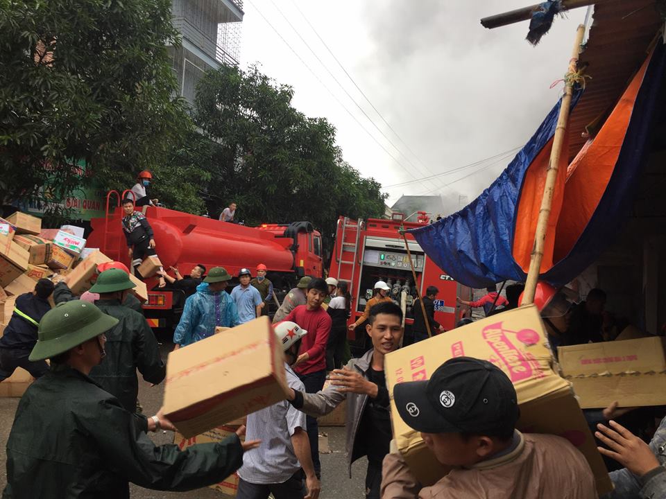 Tin nhanh - Nóng: Đang cháy lớn ở kho chứa hàng chợ Vinh (Hình 2).