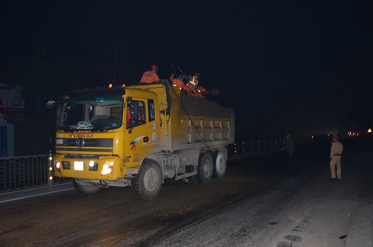 Tin nhanh - Nghệ An: Dầu ăn tràn ra đường dài 10km, nhiều phương tiện lật nhào