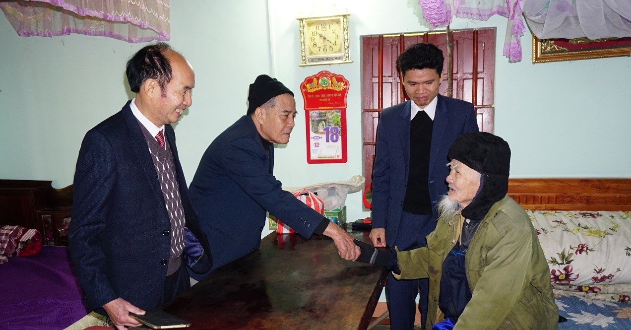Giáo dục - Câu chuyện đặc biệt về cụ giáo 101 tuổi được Bác Hồ tặng áo kaki  (Hình 2).