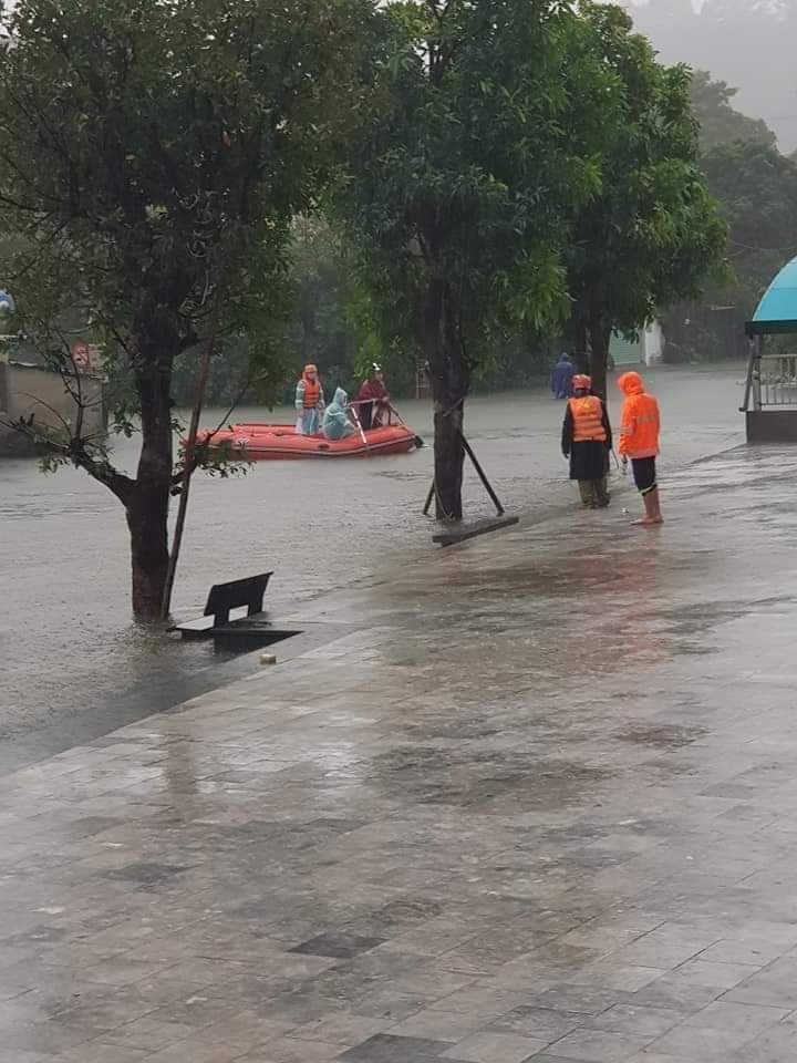 Tin nhanh - Mưa lớn kéo dài,  nhiều tuyến đường TP.Vinh ngập sâu (Hình 2).