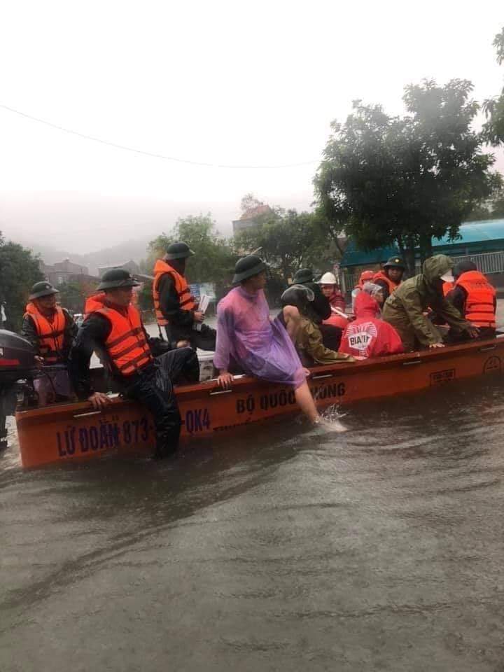 Tin nhanh - Mưa lớn kéo dài,  nhiều tuyến đường TP.Vinh ngập sâu (Hình 4).