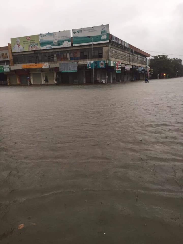 Tin nhanh - Mưa lớn kéo dài,  nhiều tuyến đường TP.Vinh ngập sâu (Hình 5).