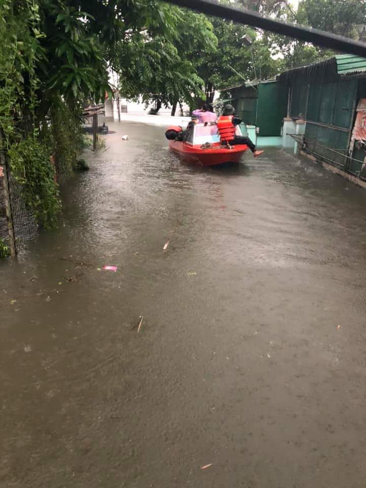 Tin nhanh - Mưa lớn kéo dài,  nhiều tuyến đường TP.Vinh ngập sâu (Hình 7).