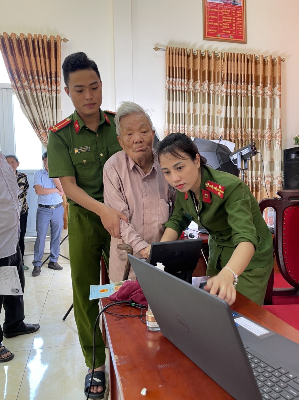 Gia đình - Xúc động nhật ký Đại uý công an viết cho con trong chiến dịch làm CCCD