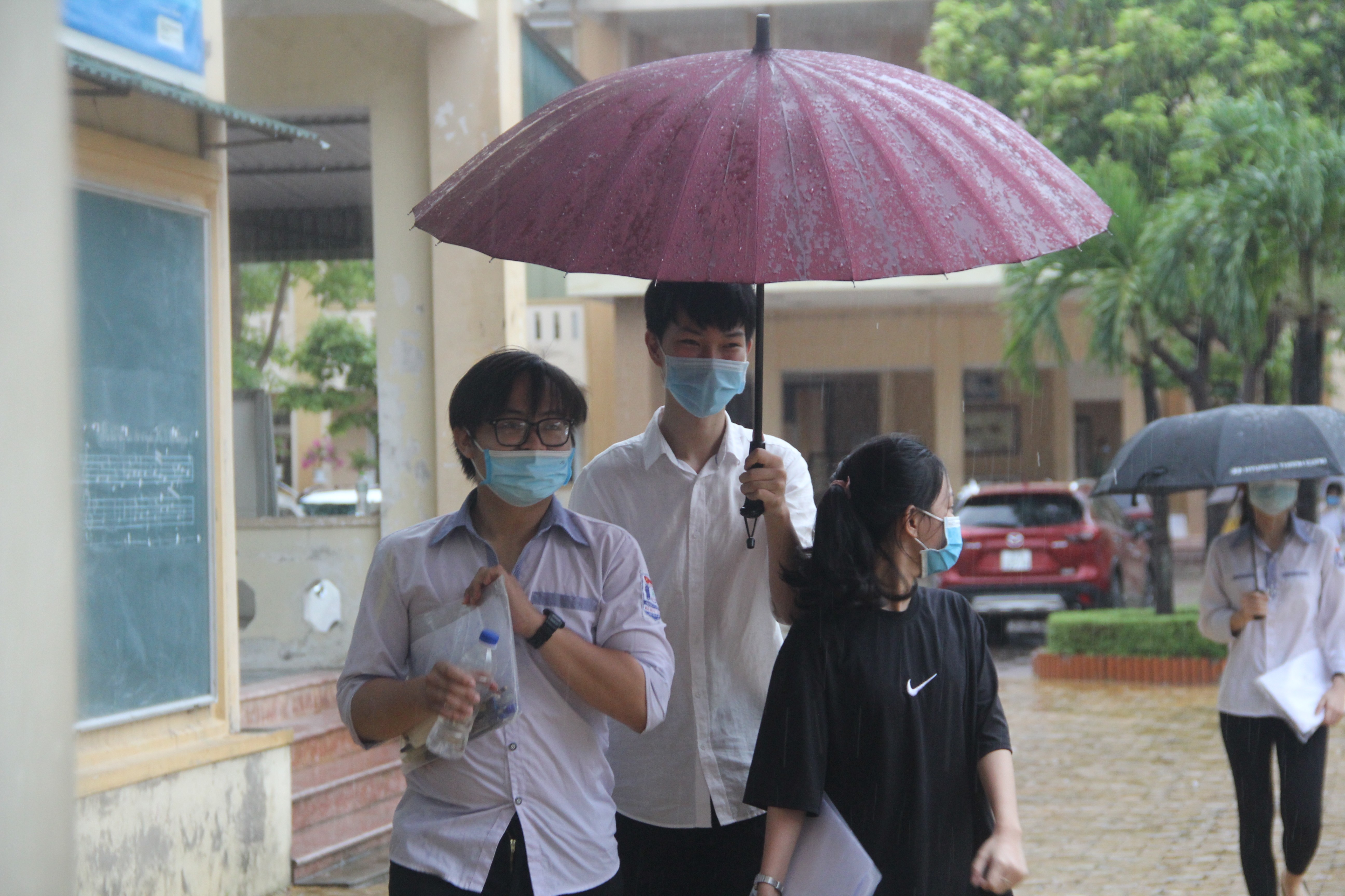 Giáo dục - Thí sinh Nghệ An đánh giá đề thi Toán 'dễ thở' nhưng có tính phân loại (Hình 3).
