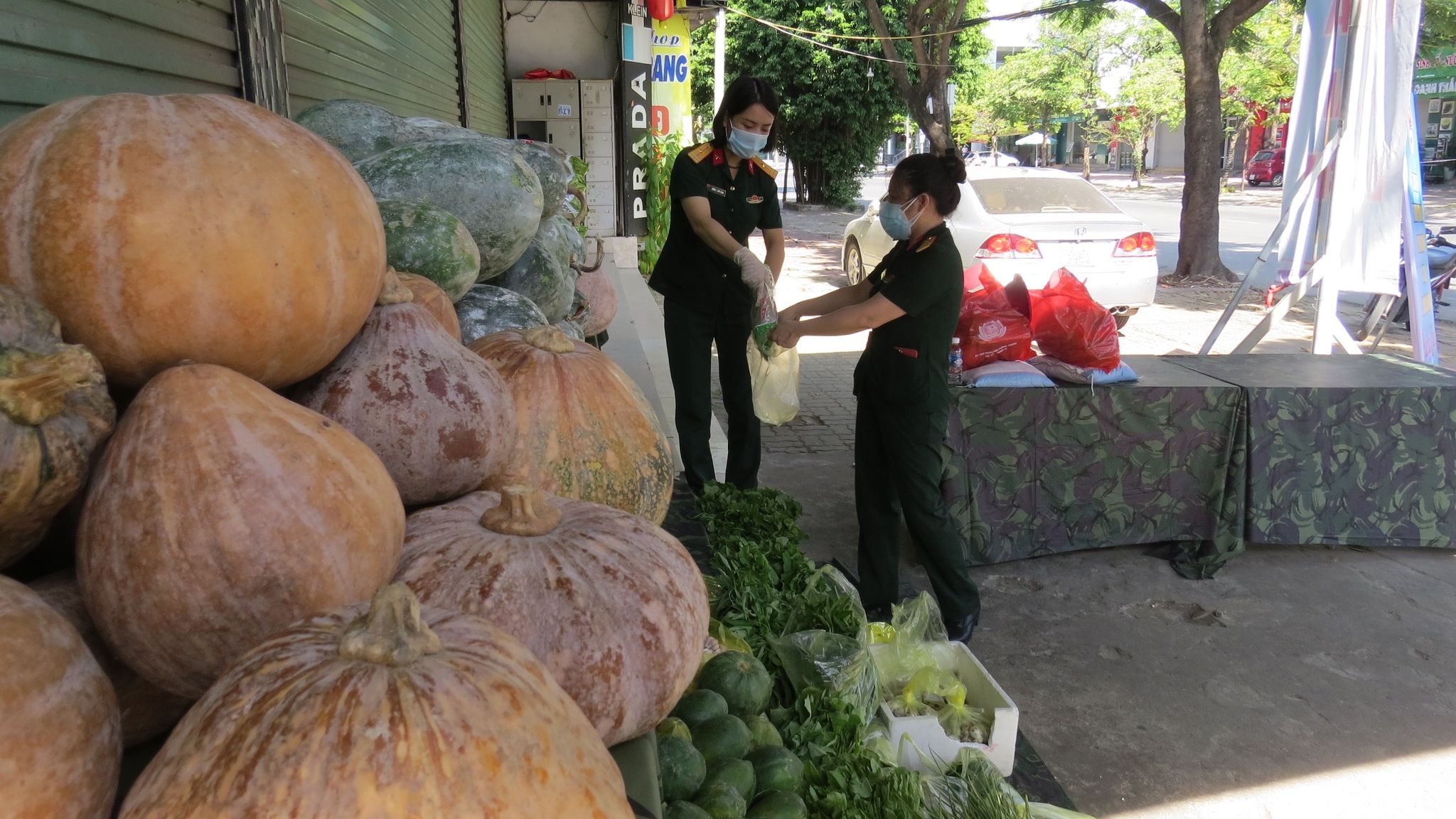 Bĩnh tĩnh sống - 'Gian hàng 0 đồng' – Ấm áp  tình quân dân trong mùa dịch! (Hình 4).