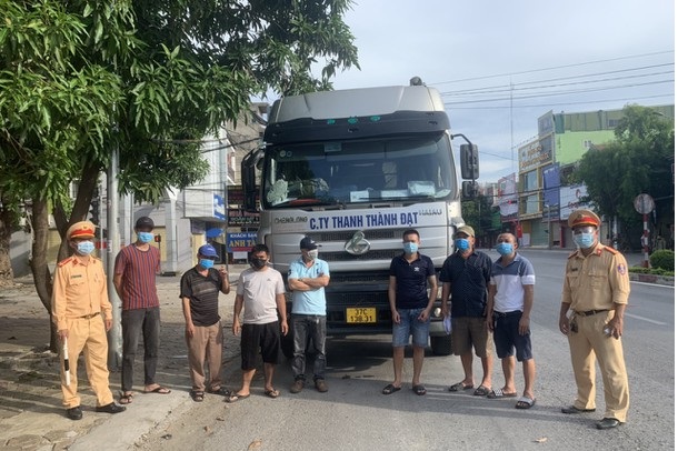 An ninh - Hình sự - Tài xế xe đầu kéo 'thông chốt', đưa 6 người ra khỏi TP.Vinh 