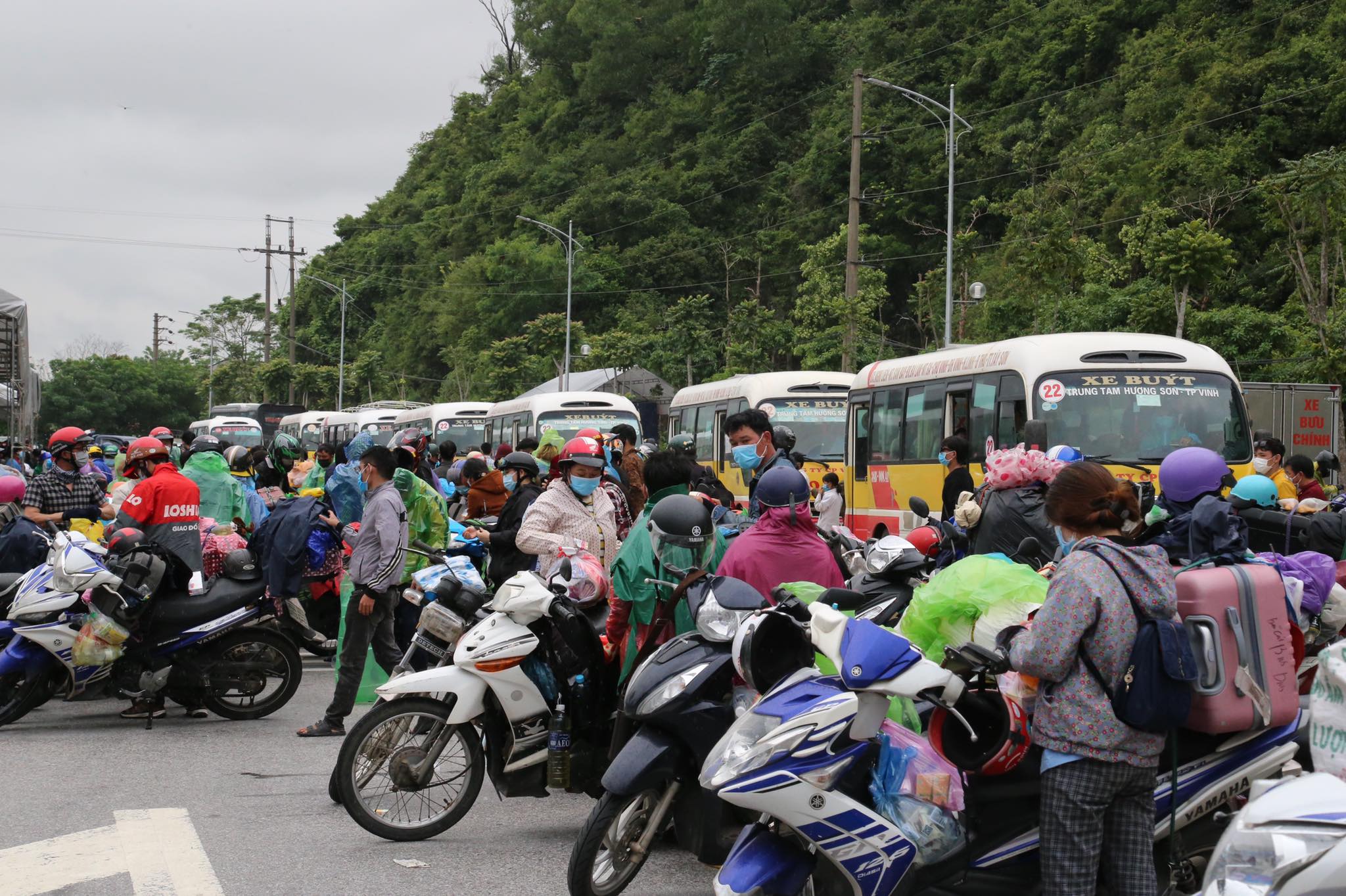 Dân sinh - Nghệ An huy động xe trung chuyển hỗ trợ bà con về quê an toàn (Hình 8).