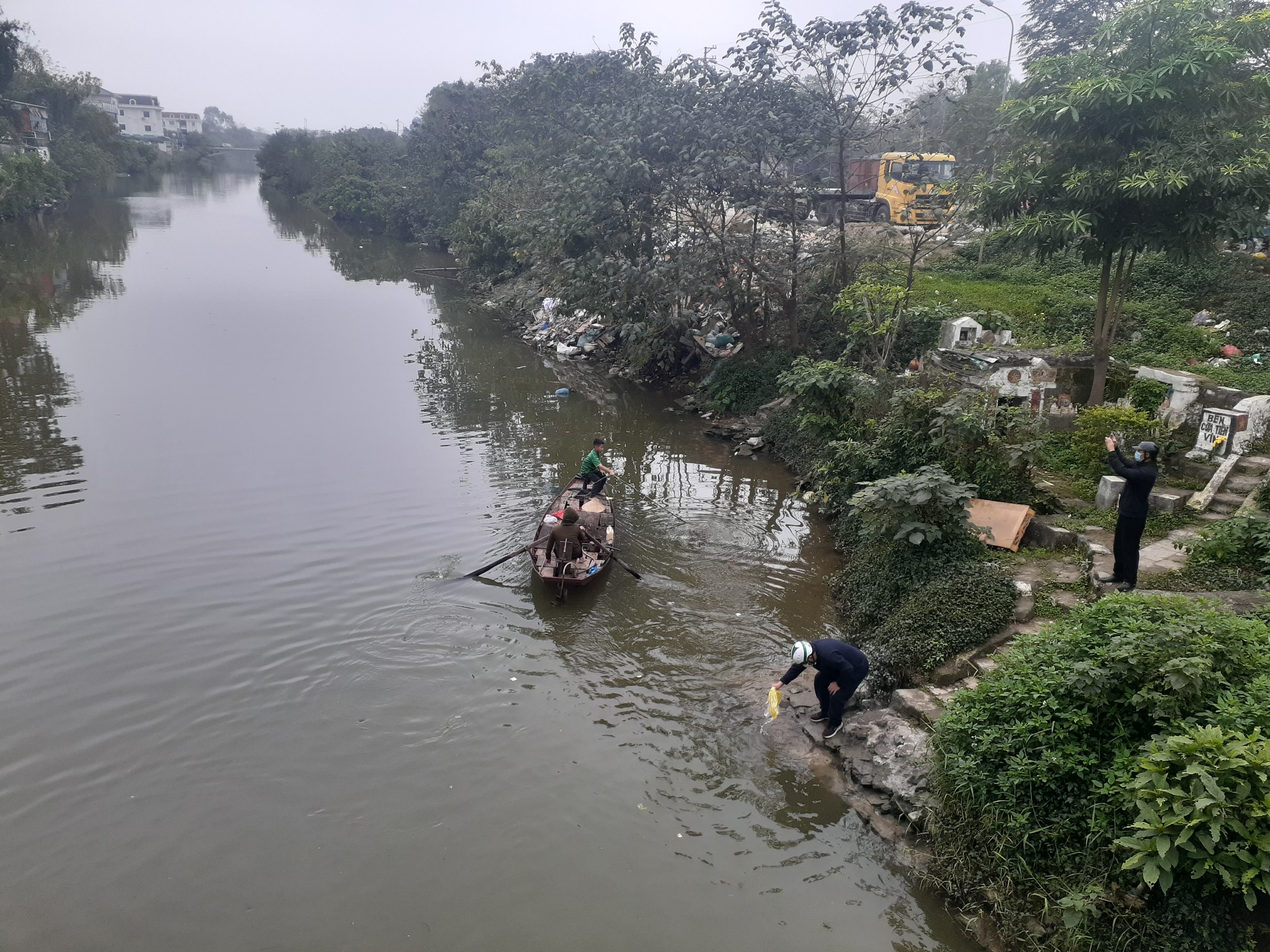 Dân sinh - Cá chép ông Công ông Táo vừa thả, người chích điện đã chờ sẵn (Hình 2).